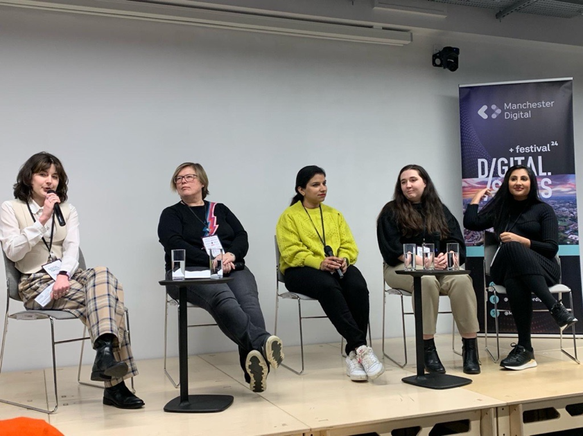 A group of people sitting on chairs

Description automatically generated